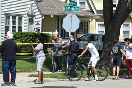 Lực lượng thực thi pháp luật Mỹ phong tỏa hiện trường vụ xả súng ở bang Wisconsin (Mỹ), ngày 2/6. (Ảnh: AP/TTXVN)