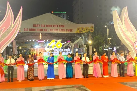 Các đại biểu cắt băng khai mạc Ngày hội Thành phố Hồ Chí Minh.