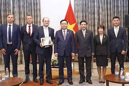 Chủ tịch Quốc hội Vương Đình Huệ tiếp lông Tamas Uri, Giám đốc Công ty EGIS khu vực Trung Đông Âu. (Ảnh: Doãn Tấn/TTXVN)