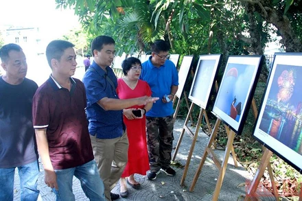 Triển lãm thu hút đông đảo du khách đến tham quan, thưởng thức.