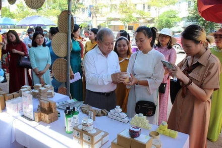 Giới thiệu các sản phẩm khởi nghiệp của phụ nữ trong các doanh nghiệp hợp tác xã, làng nghề.
