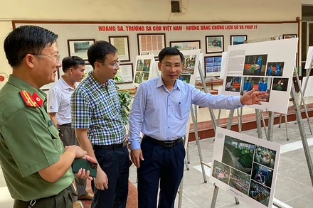 Người dân Bắc Giang tham quan triển lãm sách ảnh “Bắc Giang kiên cường chống dịch Covid-19”.