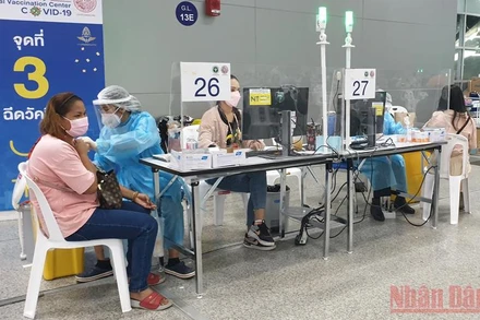 Người dân Thái Lan tiêm vaccine ngừa Covid-19 tại Trung tâm tiêm chủng Bang Sue. (Ảnh: NAM ĐÔNG)