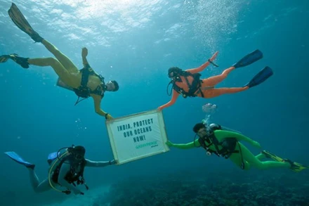 Các nhà hoạt động xã hội tổ chức Hòa bình xanh với biểu ngữ "Hãy bảo vệ các đại dương của chúng ta" gần dải san hô ngầm dưới biển thuộc quần đảo Andaman và Nicobar (Ấn Độ). (Nguồn: AFP/TTXVN)