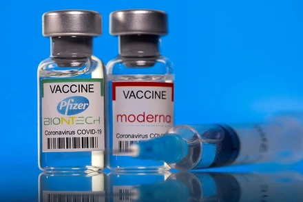 Mỹ trở thành quốc gia đầu tiên cho phép sử dụng vaccine mRNA ngừa Covid-19 cho trẻ em dưới 6 tháng tuổi. (Ảnh: Reuters)