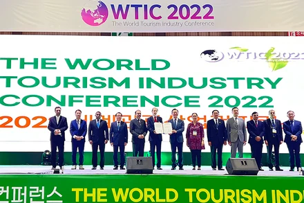 Các nhà lãnh đạo ngành du lịch đưa ra Tuyên bố tầm nhìn chung về du lịch sinh thái thế giới (Ảnh: TCDL) 