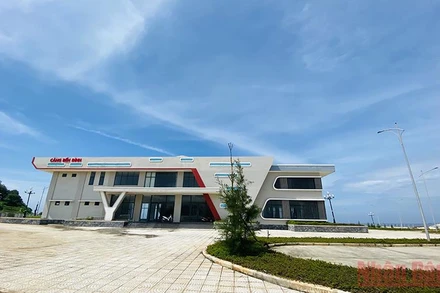 Trên diện tích 3ha, khối nhà 2 tầng cảng Bến Đình với các phân khu công năng gồm nhà điều hành, nhà ga hành khách cùng hệ thống điện nước, đường giao thông. 