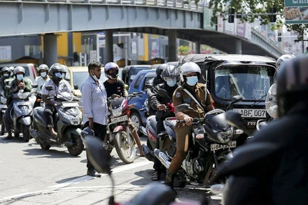 Người dân xếp hàng dài chờ đổ xăng tại Colombo, Sri Lanka. (Ảnh: Reuters)