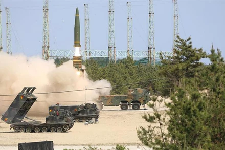 Tên lửa đất đối đất được phóng trong cuộc tập trận chung bắn đạn thật của Mỹ và Hàn Quốc tại một địa điểm ở Hàn Quốc, ngày 25/5. (Ảnh: Yonhap)