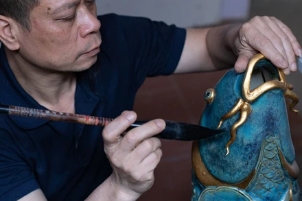 Nghệ nhân Nguyễn Hùng trong xưởng gốm của mình. (Ảnh: Nhân vật cung cấp)