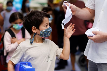 Học sinh quay trở lại Trường tiểu học Arazim, tại Israel, ngày 1/9/2021, sau kỳ nghỉ hè. (Ảnh: Reuters)