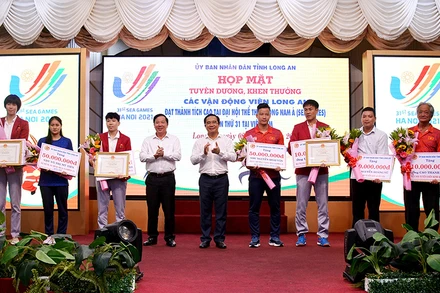 Lãnh đạo tỉnh Long An trao Bằng khen và hoa cho các vận động viên, huấn luyện viên.