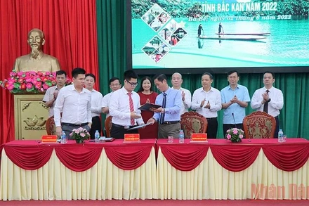 Ký kết biên bản ghi nhớ hợp tác tại hội nghị.