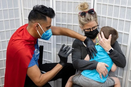 Tiêm vaccine phòng Covid-19 cho trẻ em ở Schwenksville, Pennsylvania, Mỹ, ngày 21/6/2022. (Ảnh: Reuters)