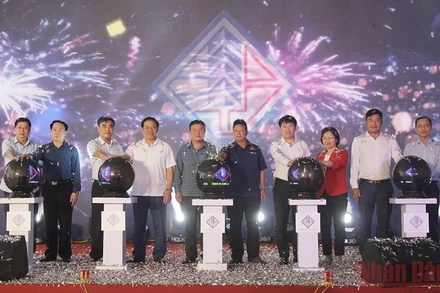 Đại diện lãnh đạo địa phương và chủ đầu tư thực hiện nghi lễ khánh thành nhà máy thủy điện Nậm Xí Lùng I.