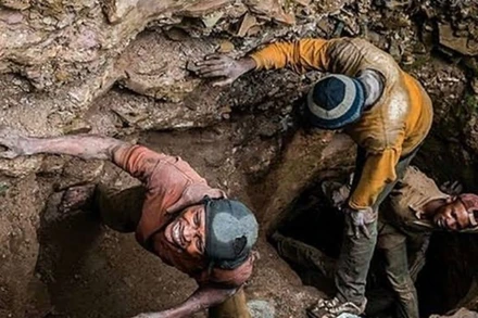 Công nhân đào kim cương. (Nguồn: naturenews.africa/TTXVN)
