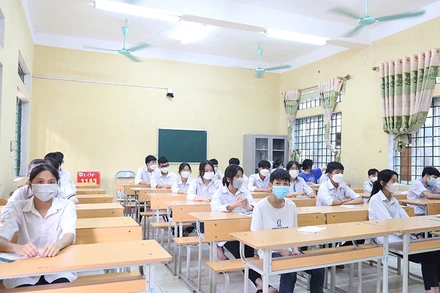 Các thí sinh tại Trường trung học phổ thông Bình Xuyên (huyện Bình Xuyên) chuẩn bị nhận đề thi môn Ngữ văn.