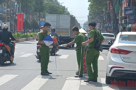 Lực lượng Công an thành phố Biên Hòa tiến hành khám nghiệm hiện trường.