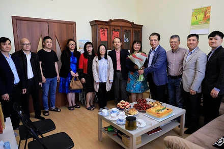 Đại sứ Đặng Minh Khôi và đại diện Đại sứ quán Việt Nam tặng hoa chúc mừng các cơ quan báo chí Việt Nam tại Nga.