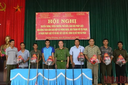 Trao tặng mũ bảo hiểm cho quần chúng nhân dân có ý thức tự giác giao nộp súng tự chế, công cụ hỗ trợ và gia đình có hoàn cảnh khó khăn.