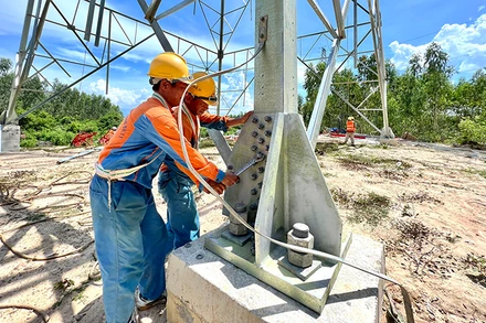 Thi công cột truyền tải điện của đường dây 500kV Nhiệt điện Vân Phong-Nhiệt điện Vĩnh Tân tại thị xã Ninh Hòa (tỉnh Khánh Hòa).