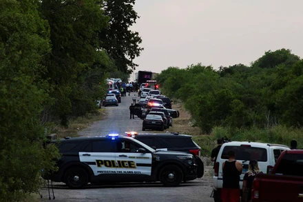 Lực lượng thực thi pháp luật làm việc tại hiện trường. (Ảnh: Reuters)