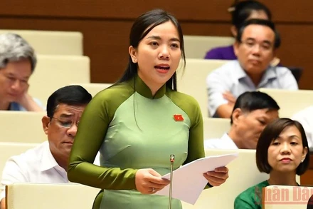 Đại biểu Triệu Thị Ngọc Diễm (Sóc Trăng) phát biểu thảo luận tại hội trường, ngày 10/6. (Ảnh: LINH KHOA NGUYÊN)