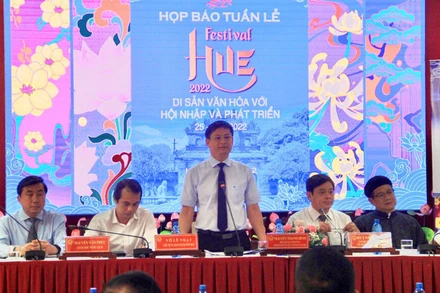 Lãnh đạo UBND tỉnh Thừa Thiên Huế, Trung tâm Festival Huế cùng các sở, ban, ngành tại buổi họp báo.