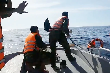 Bộ đội Biên phòng Quảng Nam huy động lực lượng, phương tiện cứu nạn, cứu hộ ngư dân trên tàu cá bị nạn.