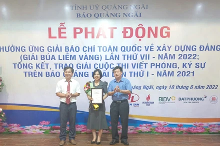 Trao giải A cho tác phẩm "Điểm tựa của trẻ mồ côi" của tác giả Lê Thị Hồng Hoa.