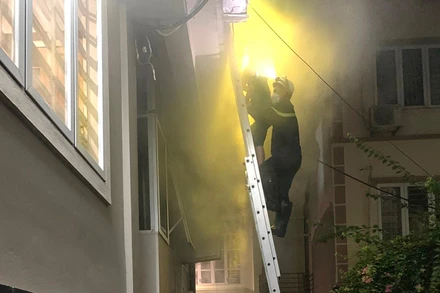 Cảnh sát phòng cháy chữa cháy và cứu nạn cứu hộ đưa người dân thoát khỏi khu vực cháy.