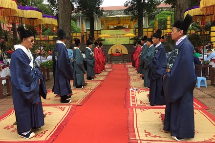 Tái hiện nghi lễ bách quan tề tựu để nhận quạt vua ban trong Tết Đoan Ngọ.