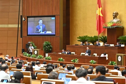 Bộ trưởng Tài chính Hồ Đức Phớc trả lời chất vấn của các đại biểu Quốc hội. (Ảnh: LINH NGUYÊN)