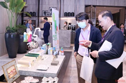 Khách tham quan những sản phẩm công nghệ xanh tại Chương trình. (Ảnh: CTV)