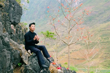 Ca sĩ Vũ Thắng Lợi trong MV "Hoa Mộc Miên". (Ảnh: Ca sĩ cung cấp)