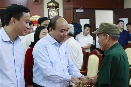 Sáng 5/6, tại Hải Dương, Chủ tịch nước Nguyễn Xuân Phúc thăm và tặng quà người cao tuổi tiêu biểu là hội viên Hội Người cao tuổi tỉnh Hải Dương. (Ảnh: Thống Nhất/TTXVN)