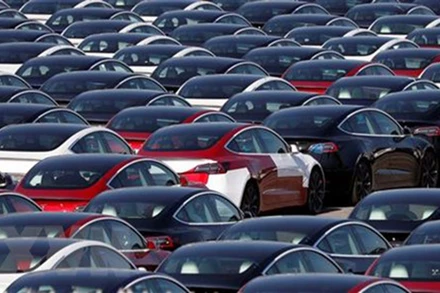Xe ô-tô điện của Tesla tại cảng ở Southampton, Anh. (Ảnh: AFP/TTXVN)