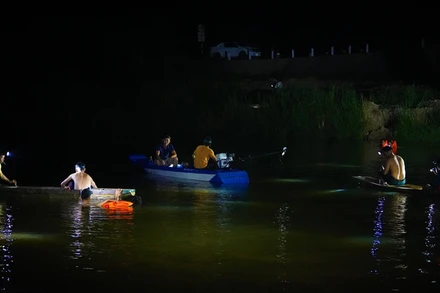 Lực lượng chức năng tỉnh Quảng Bình tổ chức tìm kiếm các nạn nhân trên sông Dinh trong đêm.