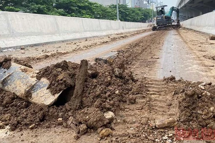 Đất đá rơi dày trên mặt đường.