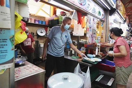 Cơm gà là món ăn phổ biến ở Singapore. Ảnh: REUTERS