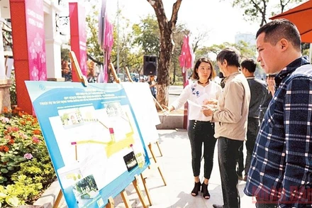 Người dân Thủ đô xem phương án Quy hoạch tổng thể mặt bằng xây dựng ga ngầm tuyến đường sắt đô thị Nam Thăng Long-Trần Hưng Đạo. (Ảnh: Duy Linh)