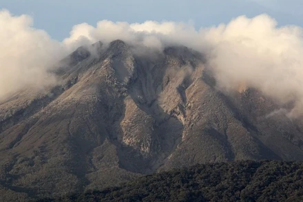 Núi lửa Bulusan ở thị trấn Irosin, tỉnh Sorsogon, miền đông Philippines. (Ảnh: Reuters)