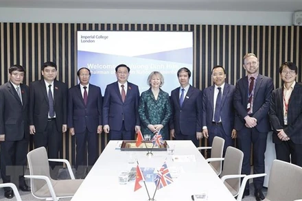 Chủ tịch Quốc hội Vương Đình Huệ với Giáo sư Maggie Dallman, Phó Hiệu trưởng Trường Imperial College và các đại biểu. (Ảnh: Doãn Tấn/TTXVN)