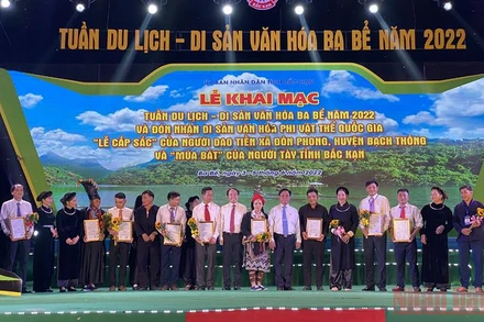 Công bố trao Quyết định công nhận di sản văn hóa phi vật thể cấp quốc gia cho các địa phương, nghệ nhân. 