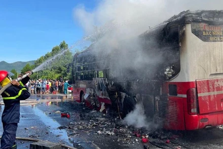 Hiện trường vụ hỏa hoạn làm thiệt hại nặng nề đối với xe khách và tài sản của hành khách đi xe.