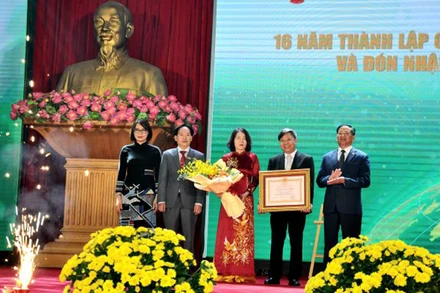 Thừa ủy quyền của Chủ tịch nước, Phó Chủ tịch Thường trực Ủy ban nhân dân tỉnh Hưng Yên Đặng Ngọc Quỳnh trao tặng Huân chương Lao động hạng Nhì cho Công ty Cổ phần công nghệ cao Traphaco.