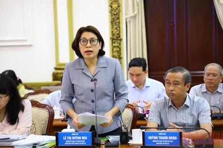 Giám đốc Sở Kế hoạch và Đầu tư Thành phố Hồ Chí Minh báo cáo tình hình kinh tế-xã hội tại hội nghị. 