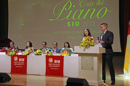 Ban giám khảo Cuộc thi Piano SIU mùa đầu tiên đang trao đổi về thể lệ chương trình.