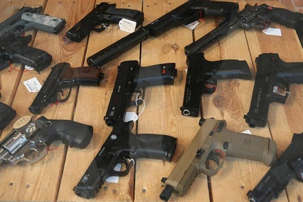 Các khẩu súng được phép mua bán tại một cửa hàng ở Bremen, Đức. (Nguồn: Getty Images)