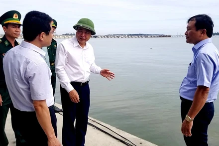 Phó Trưởng Ban Chỉ đạo quốc gia phòng, chống thiên tai, Tổng Cục trưởng Tổng cục phòng, chống thiên tai Trần Quang Hoài kiểm tra tiến độ dự án Cảng cá Thuận An kết hợp với khu neo đậu tránh trú bão. (Ảnh: HN)